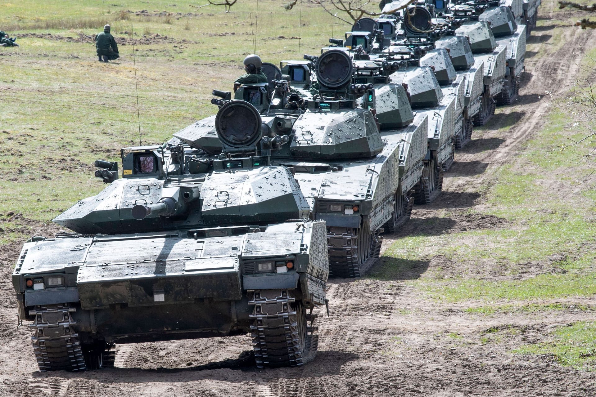 Ukrainische Soldaten bei der Ausbildung in Schweden auf einem Übungsgelände Anfang Mai 2023.