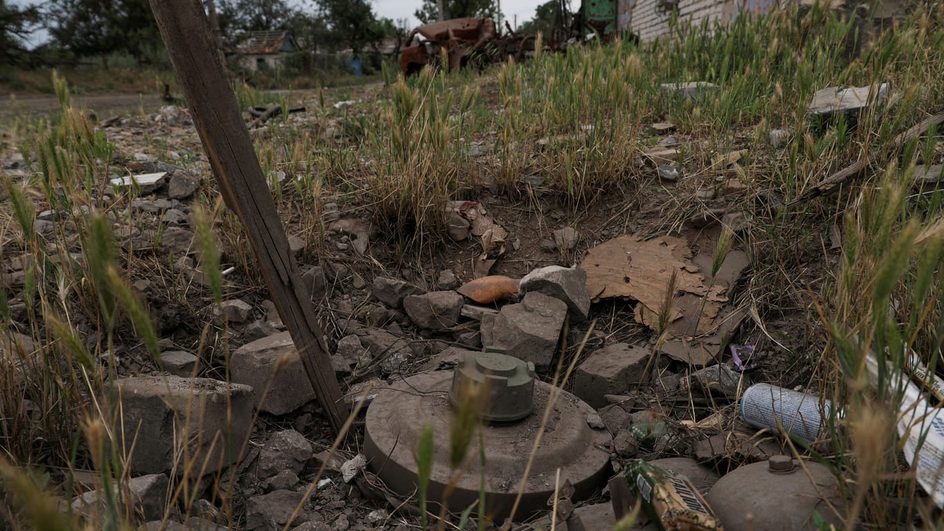 Eine Anti-Panzermine in einer ukrainischen Ortschaft an der Front. Die Sprengsätze liegen zu tausenden in den von den Russen besetzten Regionen.