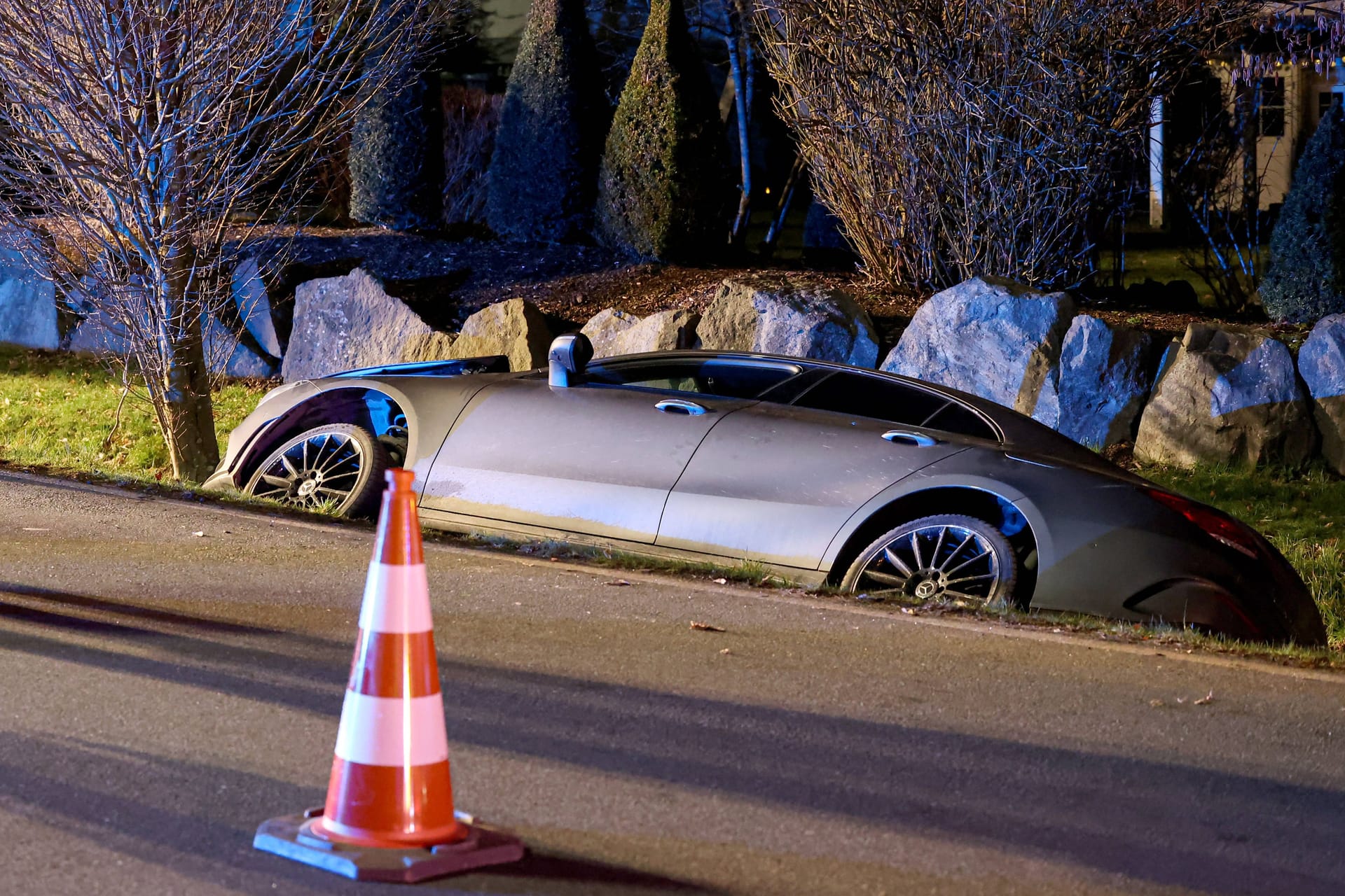 Unfall in NRW (Symbolfoto): Ein Autofahrer hat auf der A57 auf einen von ihm verursachten Crash unangemessen reagiert.
