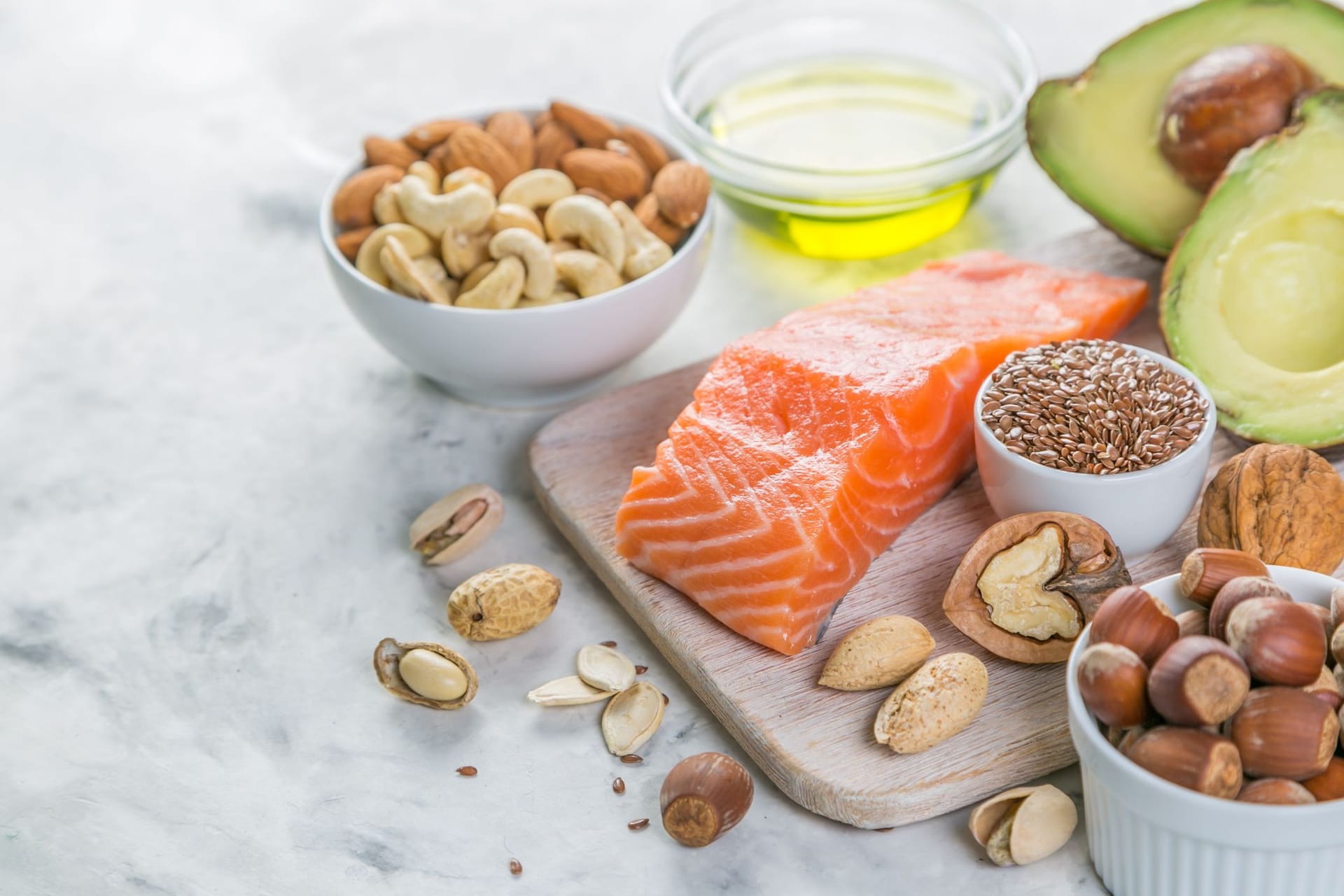 Herzgesunde Fette sind reichlich in pflanzlichen Ölen, Nüssen und Avocados enthalten.