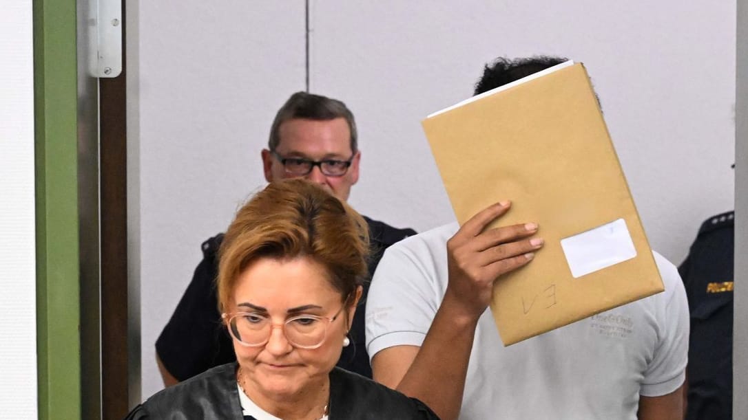 Der Angeklagte (rechts) betrat mit seiner Anwältin (links) den Prozessraum in München (Archivfoto): Gott soll ihm den Mord an der jungen Mitpatienten befohlen haben, erklärte er vor Gericht.