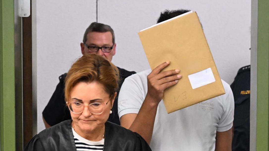 Der Angeklagte (rechts) betrat mit seiner Anwältin (links) den Prozessraum in München (Archivfoto): Gott soll ihm den Mord an der jungen Mitpatienten befohlen haben, erklärte er vor Gericht.
