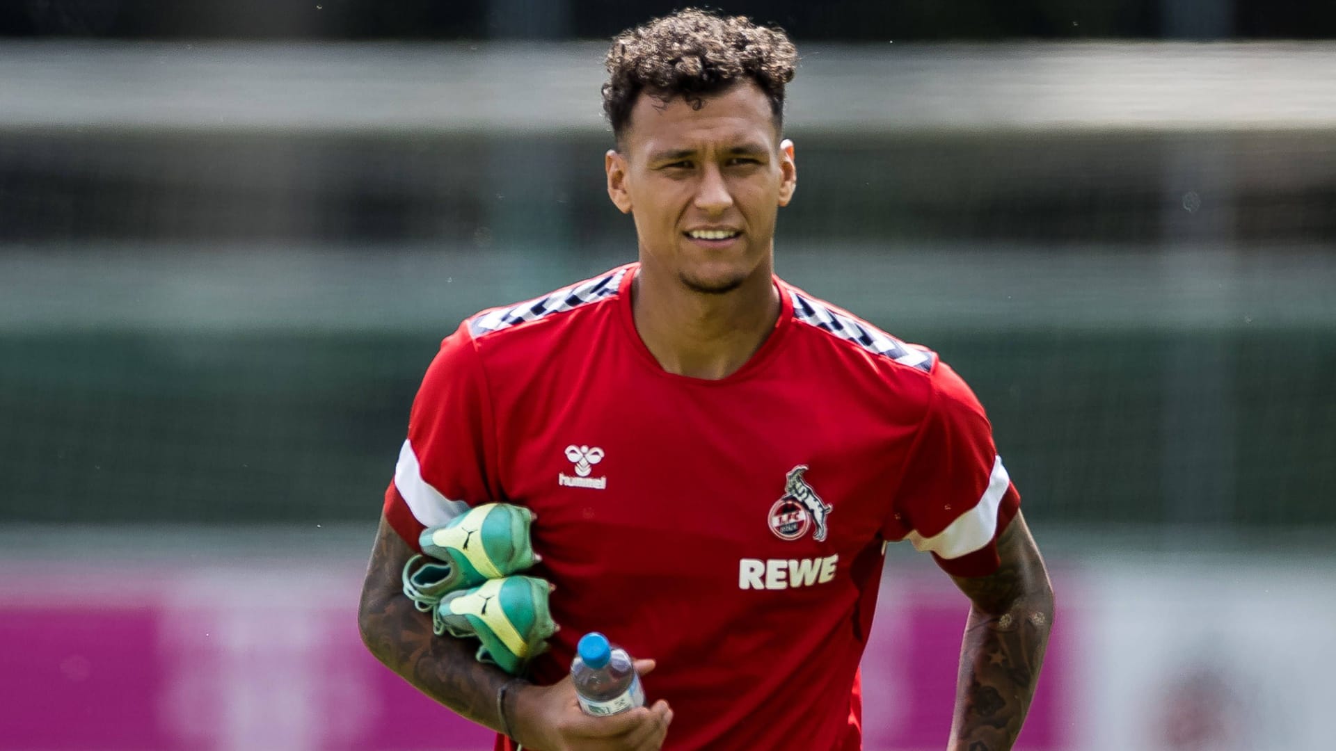 Davie Selke im Training beim 1. FC Köln (Archivbild): Der Fußballer trägt seinen Glauben gern nach außen.