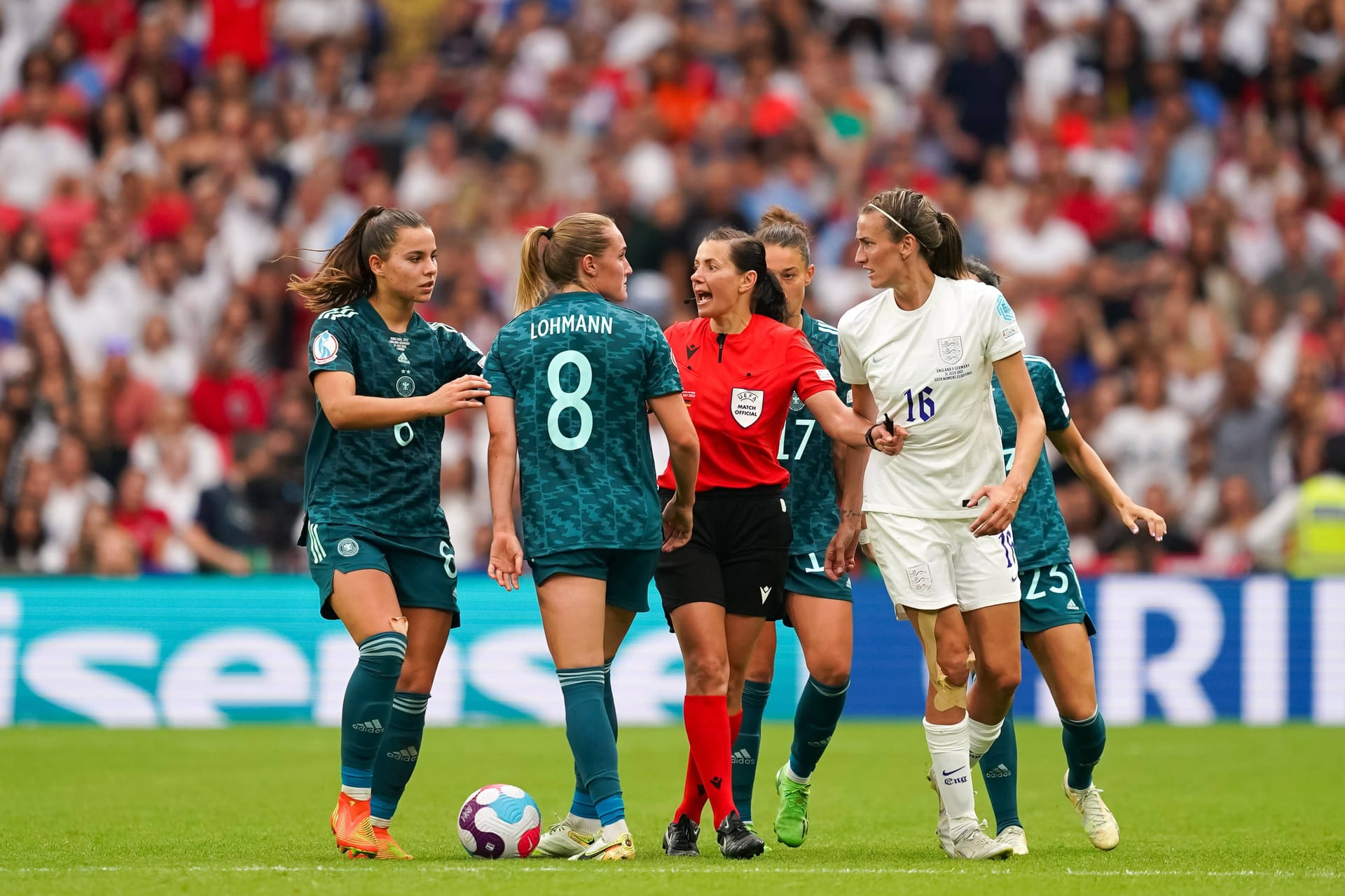 Hitziges Duell: Das EM-Finale 2022 zwischen Deutschland und England strapazierte auch die Nerven der Spielerinnen.