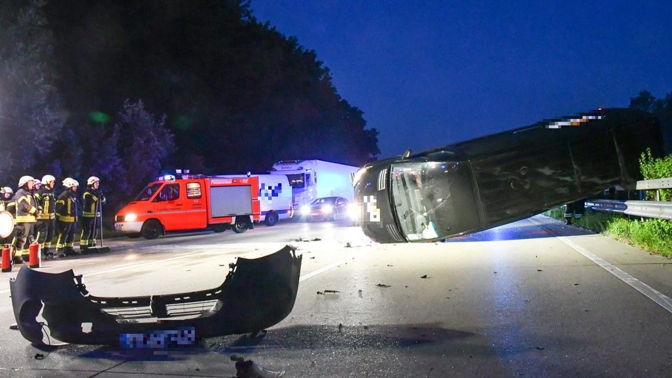 Crash auf der A1: Zwei weitere Fahrzeuge waren in den verunglückten Sprinter gekracht.