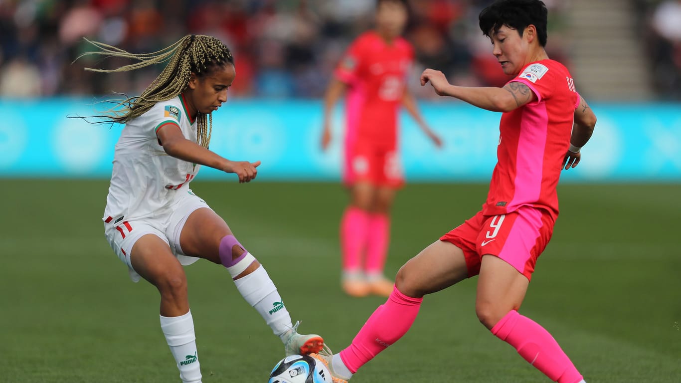 Zweikampf zwischen Fatima Tagnaout und Südkoreas Geummin Lee: Marokko setzte sich am Ende durch.