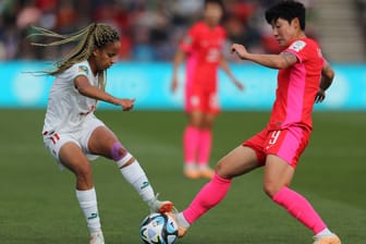 Zweikampf zwischen Fatima Tagnaout und Südkoreas Geummin Lee: Marokko setzte sich am Ende durch.
