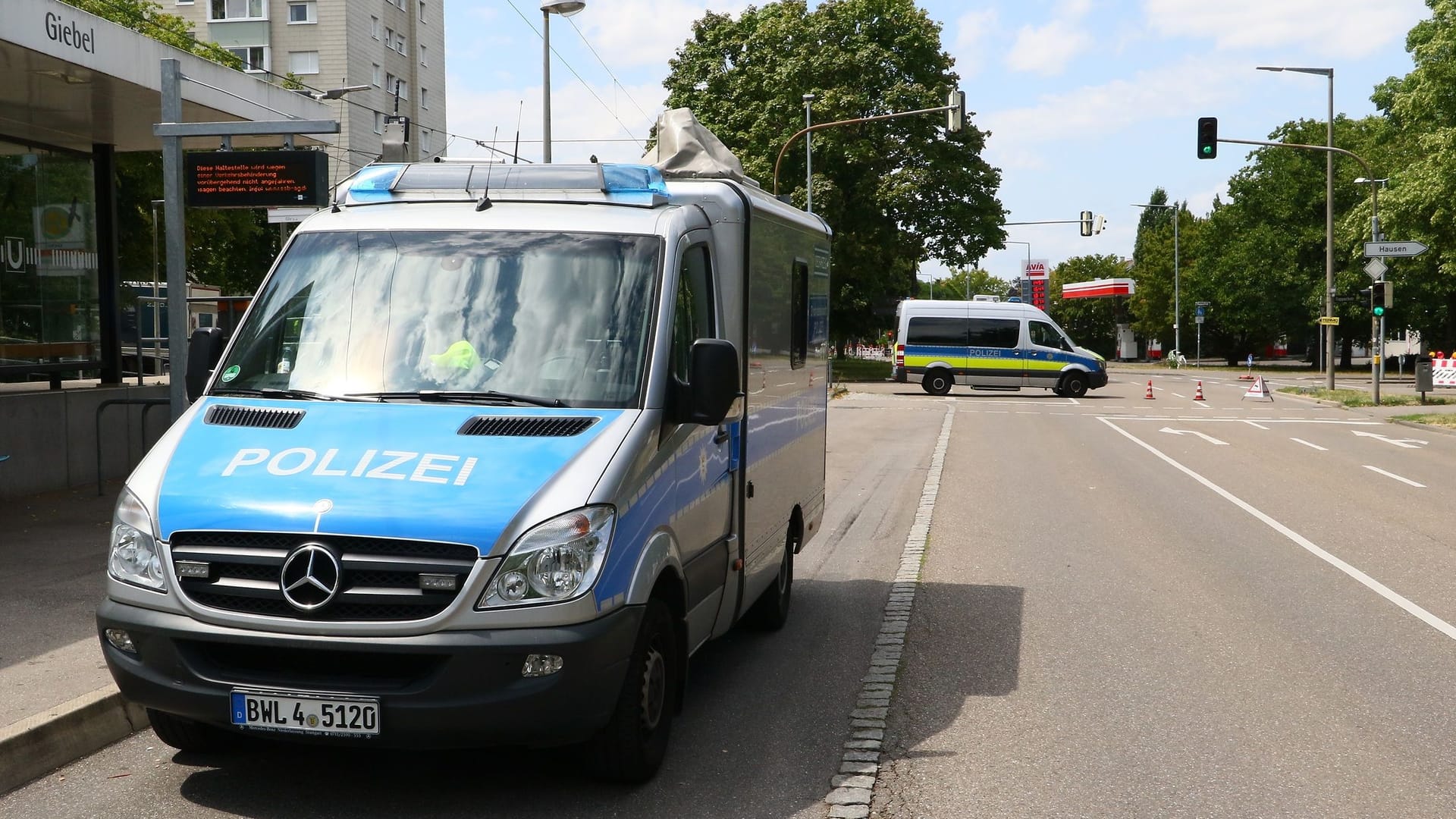 Polizeieinsatz in Stuttgart-Weilimdorf: Während der Unfallaufnahme musste die Straße gesperrt werden. Erst nach gut drei Stunden war die Strecke wieder frei.