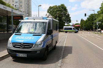 Polizeieinsatz in Stuttgart-Weilimdorf: Während der Unfallaufnahme musste die Straße gesperrt werden. Erst nach gut drei Stunden war die Strecke wieder frei.