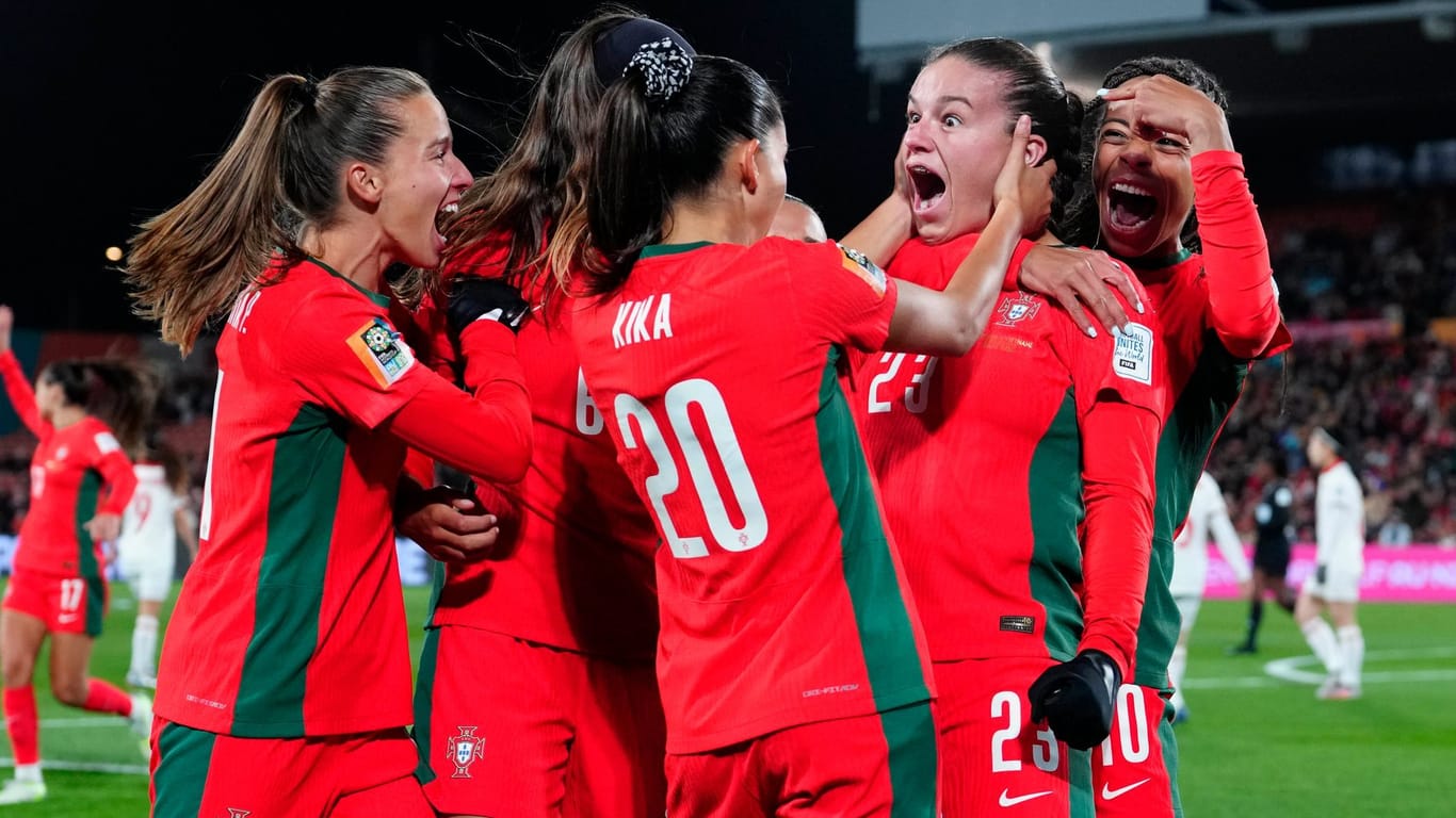 Portugals Telma Encarnação (z.v.r.) freut sich: Sie traf zum 1:0 gegen Vietnam.