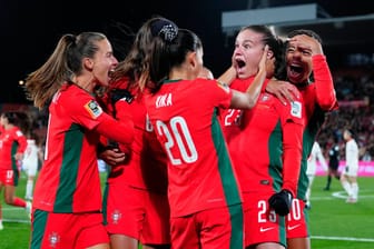 Portugals Telma Encarnação (z.v.r.) freut sich: Sie traf zum 1:0 gegen Vietnam.