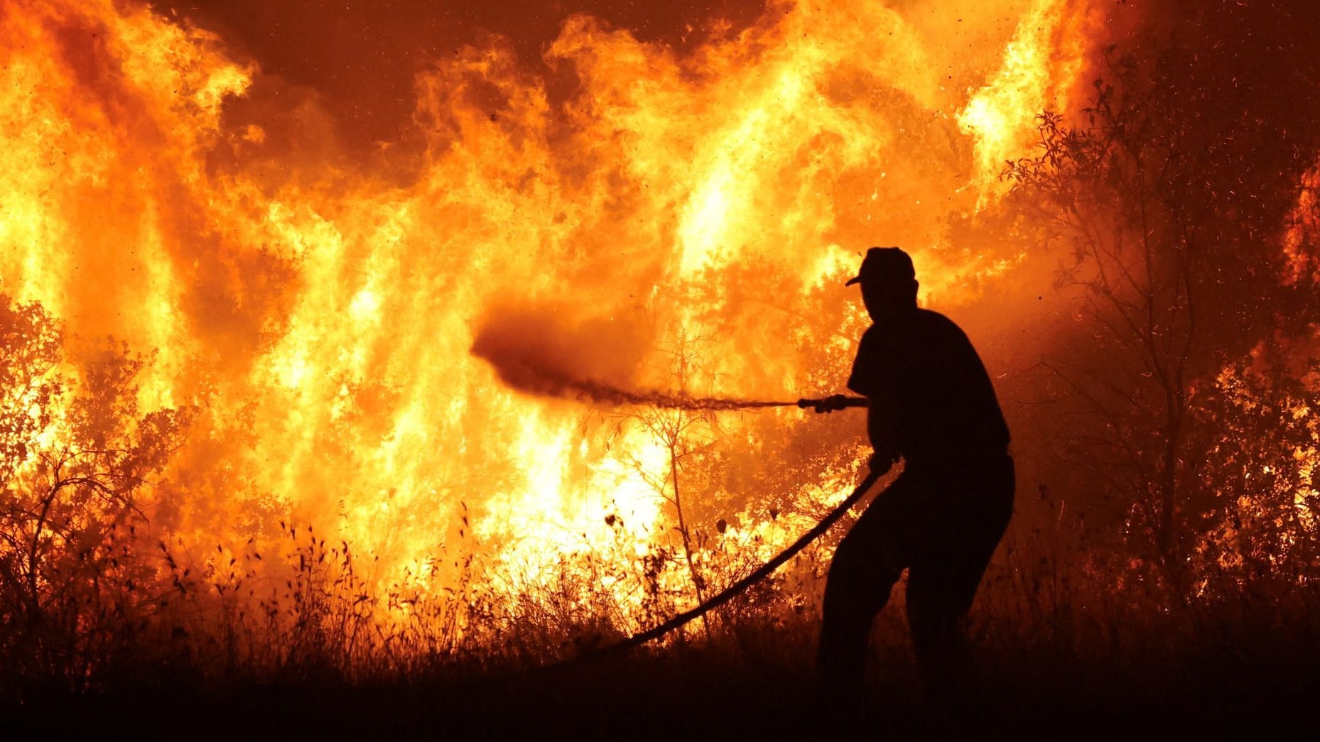 Ein Feuerwehrmann kämpft in Griechenland gegen die Flammen: In Südeuropa brennt es aktuell in etlichen Ländern.