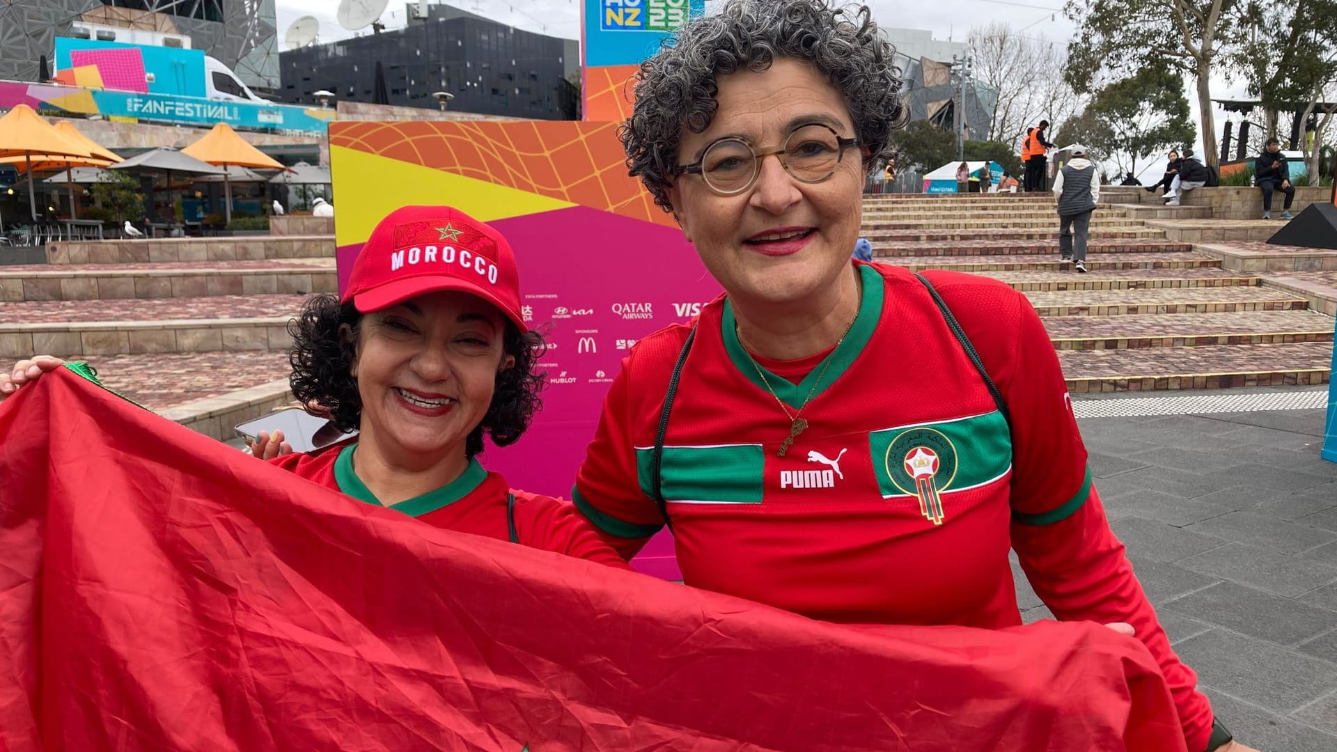 Lydia (li,) und Lubda feierten vor Spielbeginn ihr Team.