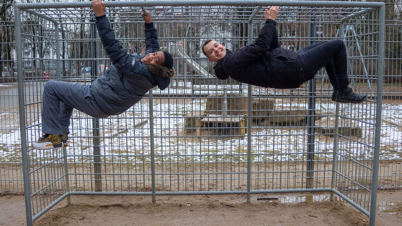 Schramm mit Tandem-Buddy Eros (13) aus Togo: Gemeinsame Freizeitinteressen sind eine gute Grundlage für den Beziehungsaufbau.