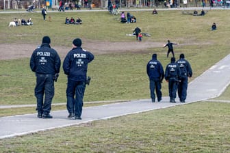 Polizeibeamte laufen durch den Görlitzer Park (Symbolbild): Im Juni kam es hier zu einem sexuellen Missbrauch.