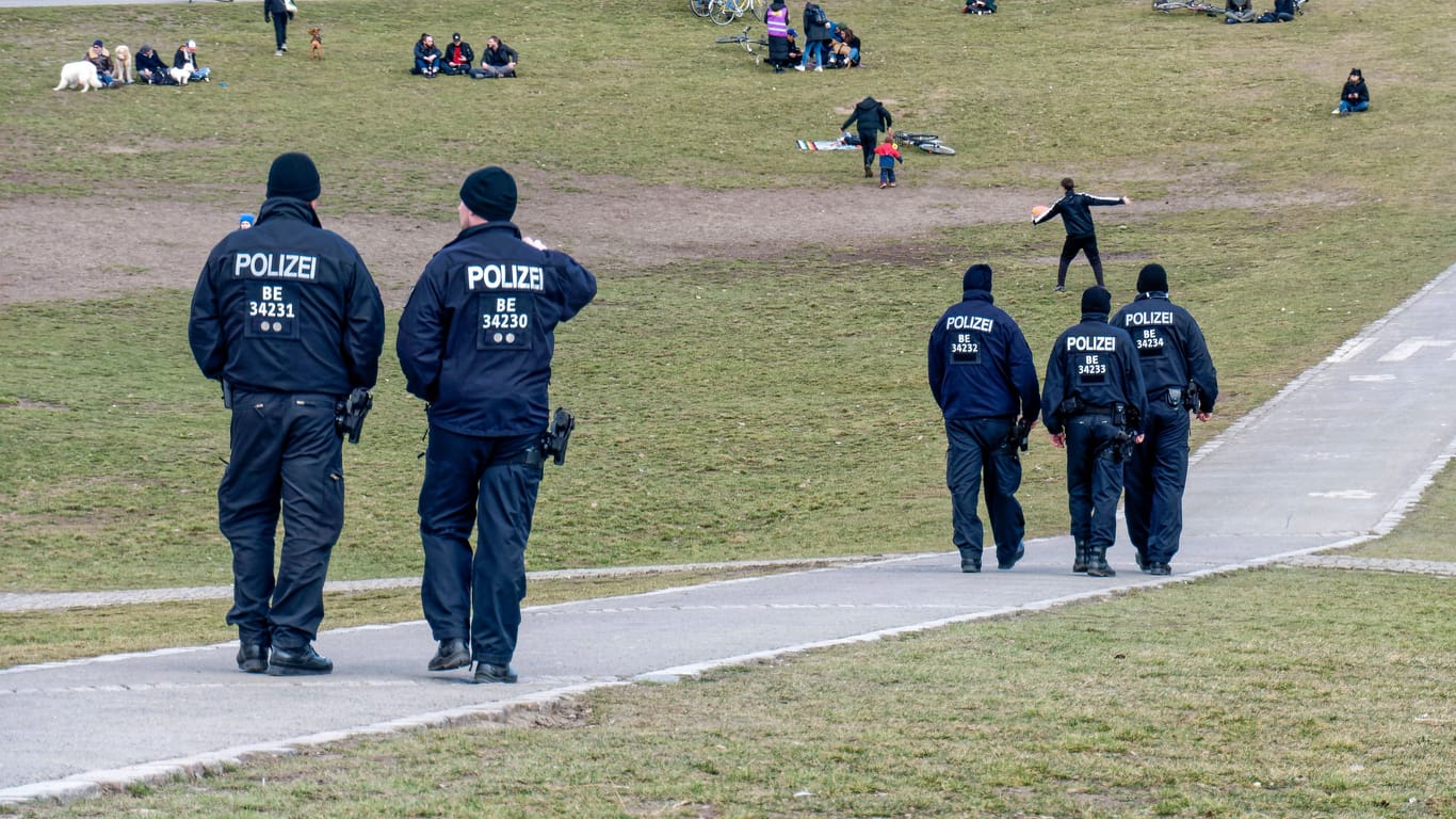 Polizeibeamte laufen durch den Görlitzer Park (Symbolbild): Im Juni kam es hier zu einem sexuellen Missbrauch.