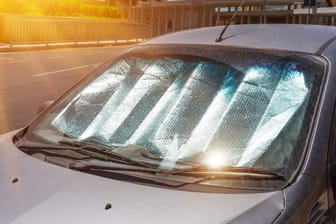 Schützen Sie das Auto im Sommer vor Hitze: Bei Aldi ist heute ein faltbarer Sonnenschirm im Angebot.