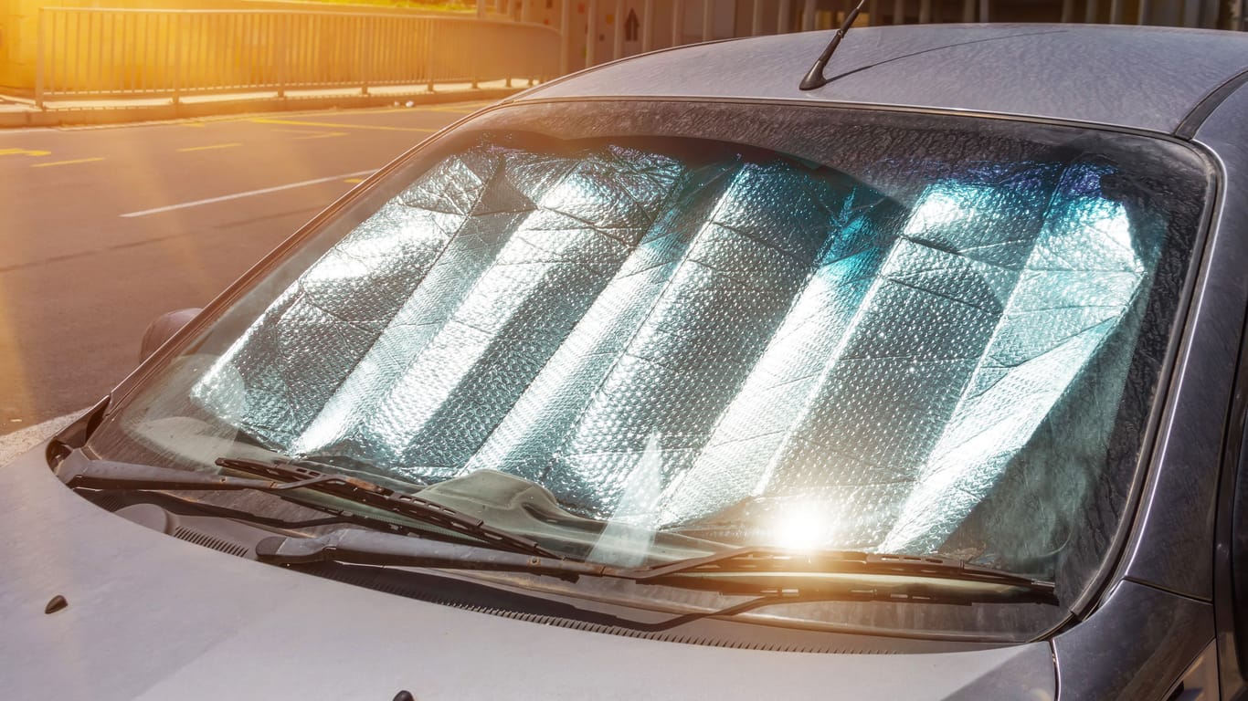 Schützen Sie das Auto im Sommer vor Hitze: Bei Aldi ist heute ein faltbarer Sonnenschirm im Angebot.