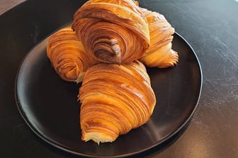 Croissants (Symbolbild): Das Video des XXL-Croissants ging viral.