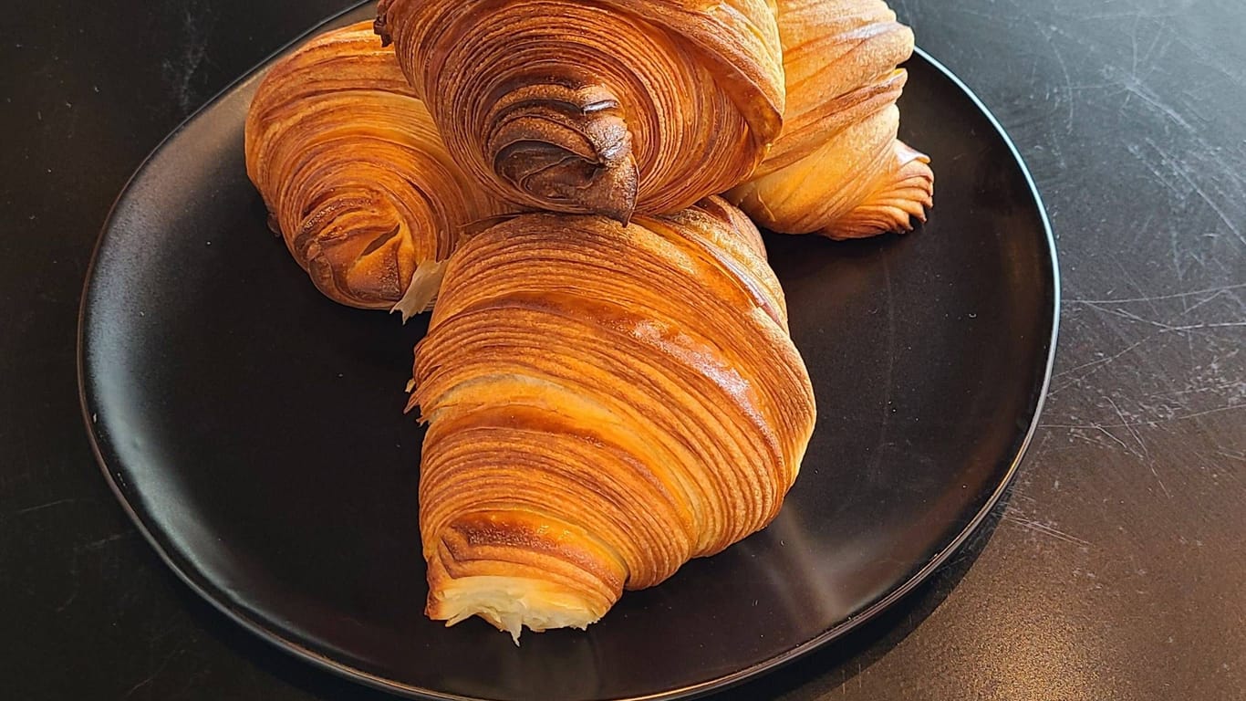 Croissants (Symbolbild): Das Video des XXL-Croissants ging viral.