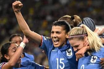 Feiert den Sieg gegen Brasilien: Frankreichs Kenza Dali (M.) mit ihren Teamkolleginnen.