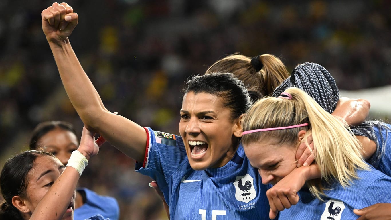Feiert den Sieg gegen Brasilien: Frankreichs Kenza Dali (M.) mit ihren Teamkolleginnen.