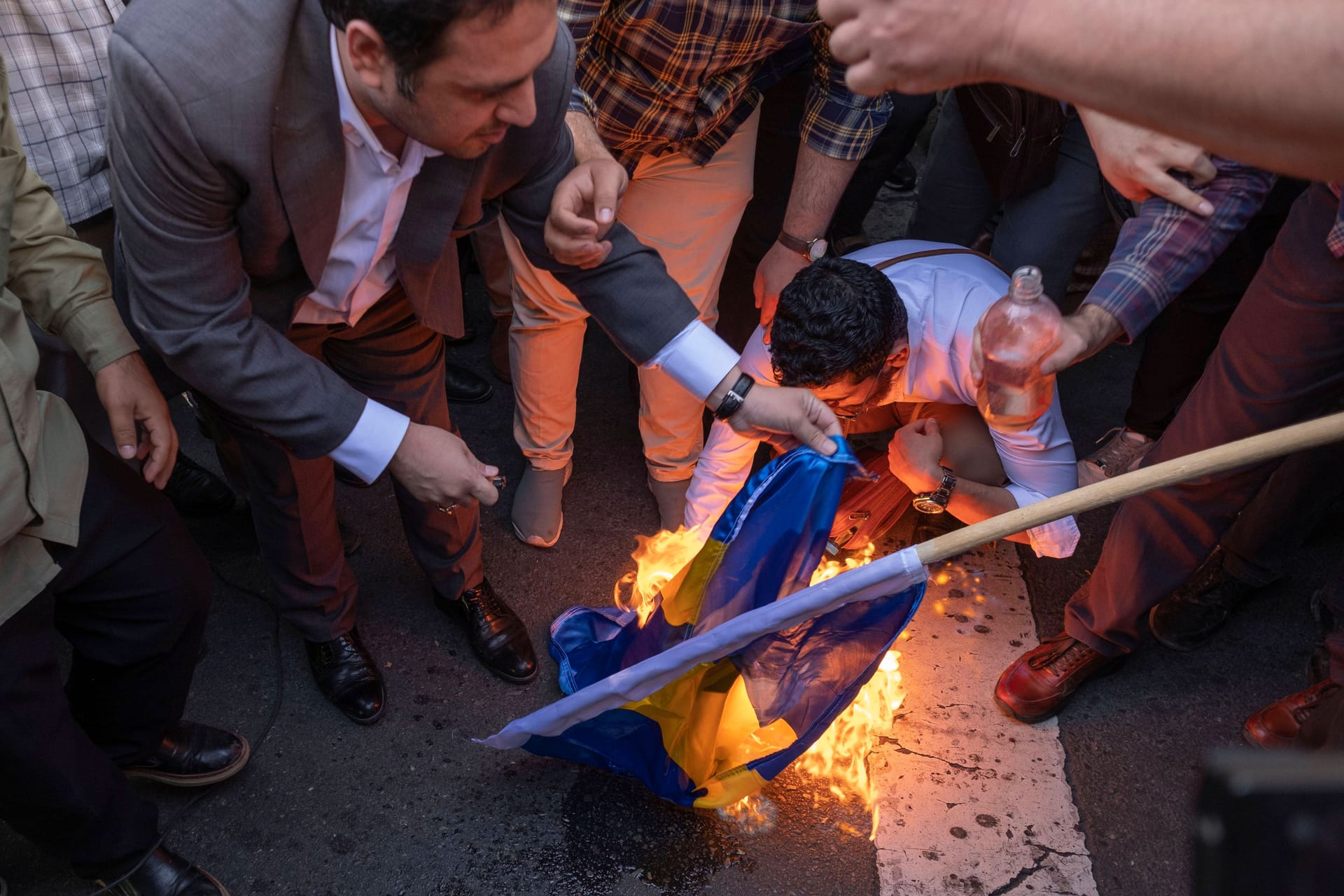 Demonstranten verbrennen die schwedische Flagge anlässlich einer früheren Koranschändung in dem skandinavischen Land: In vielen muslimischen Ländern gilt eine Misshandlung des Buches als Straftat.