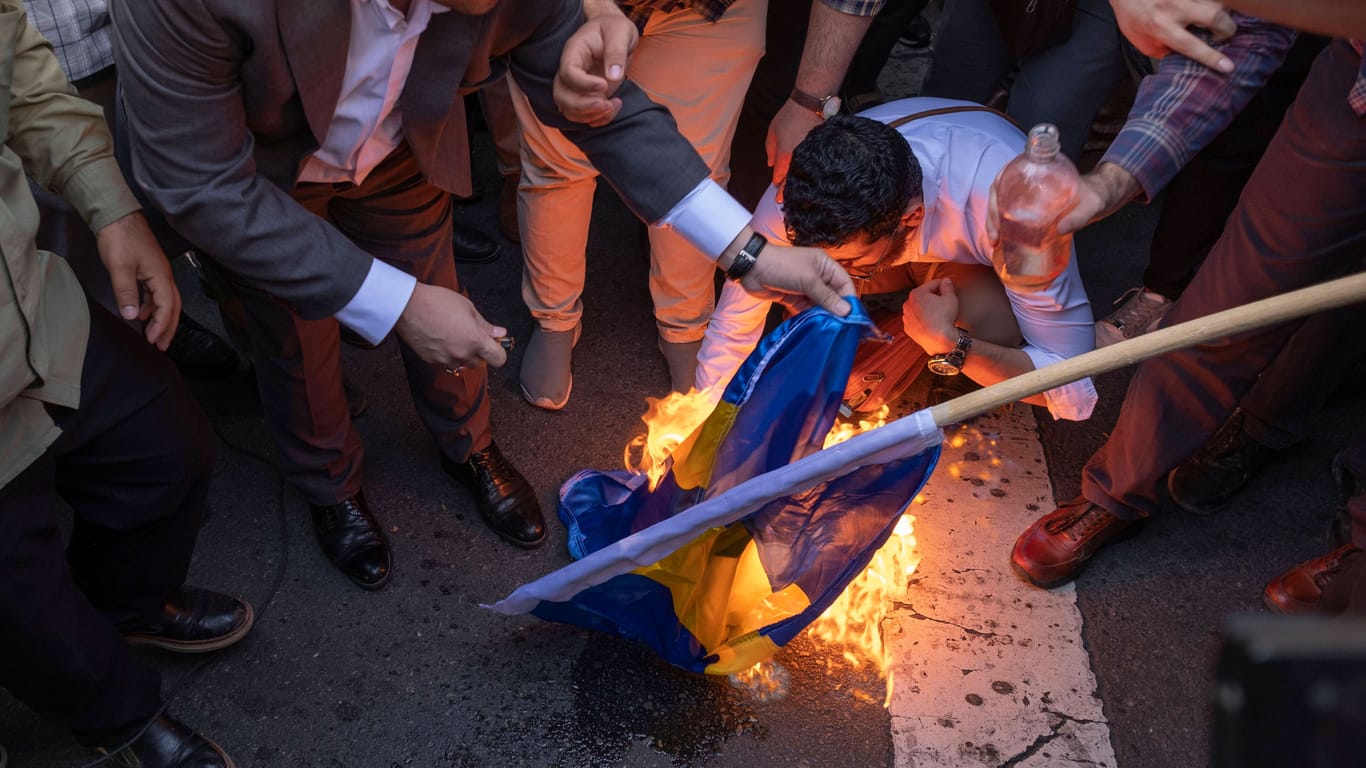 Demonstranten verbrennen die schwedische Flagge anlässlich einer früheren Koranschändung in dem skandinavischen Land: In vielen muslimischen Ländern gilt eine Misshandlung des Buches als Straftat.