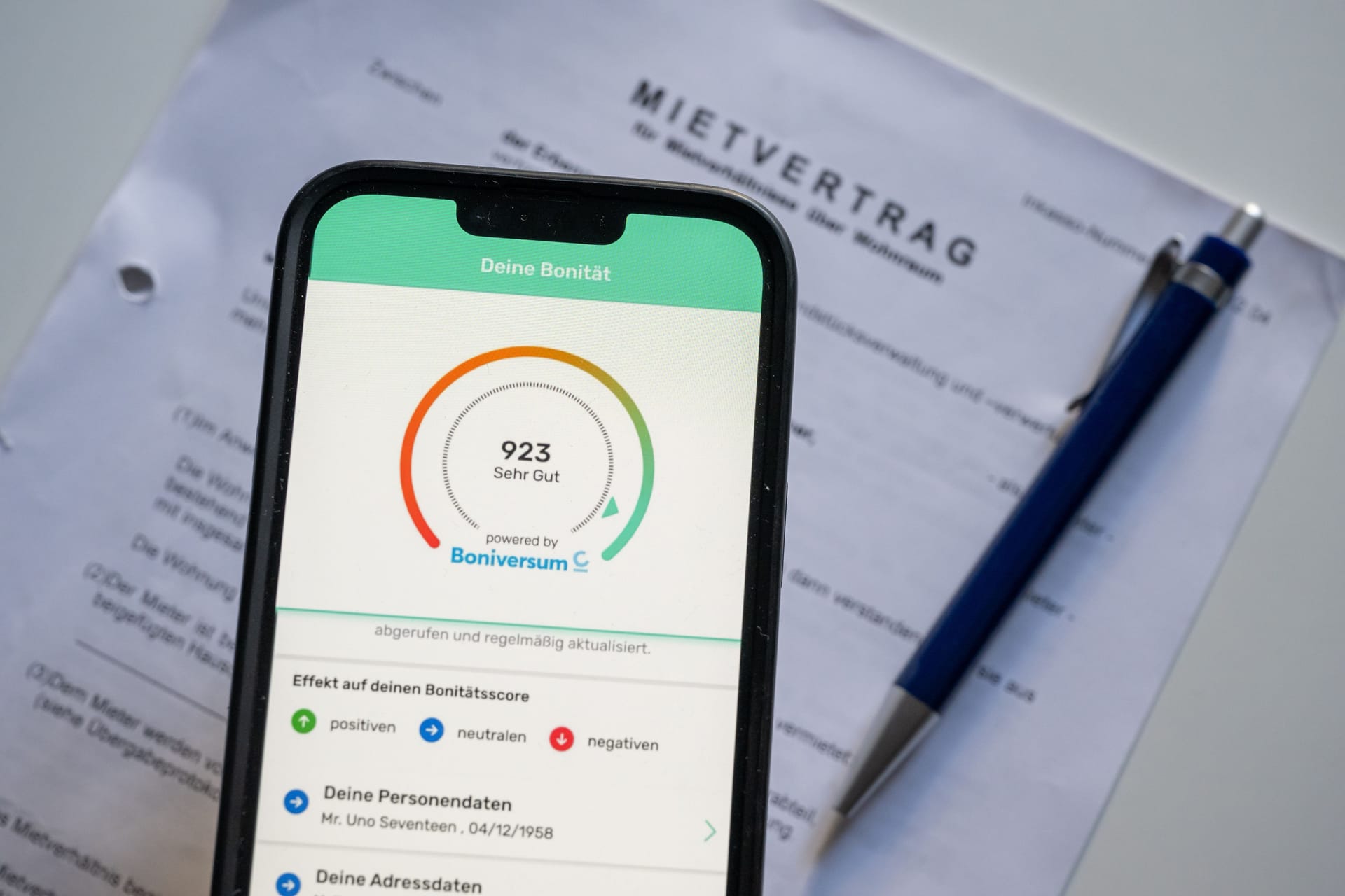 Bonitätsprüfung via App: Die Schufa möchte Verbrauchern Daten leichter zugänglich machen. Kritiker befürchten ein Kontrollinstrument.