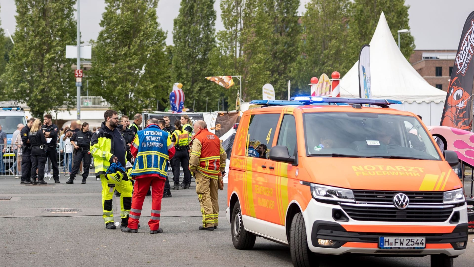 Einsatzkräfte stehen auf dem Schützenplatz: Bei einem Unfall mit einem Auto bei einer Autoshow sind nach ersten Angaben der Polizei mehrere Menschen verletzt worden.