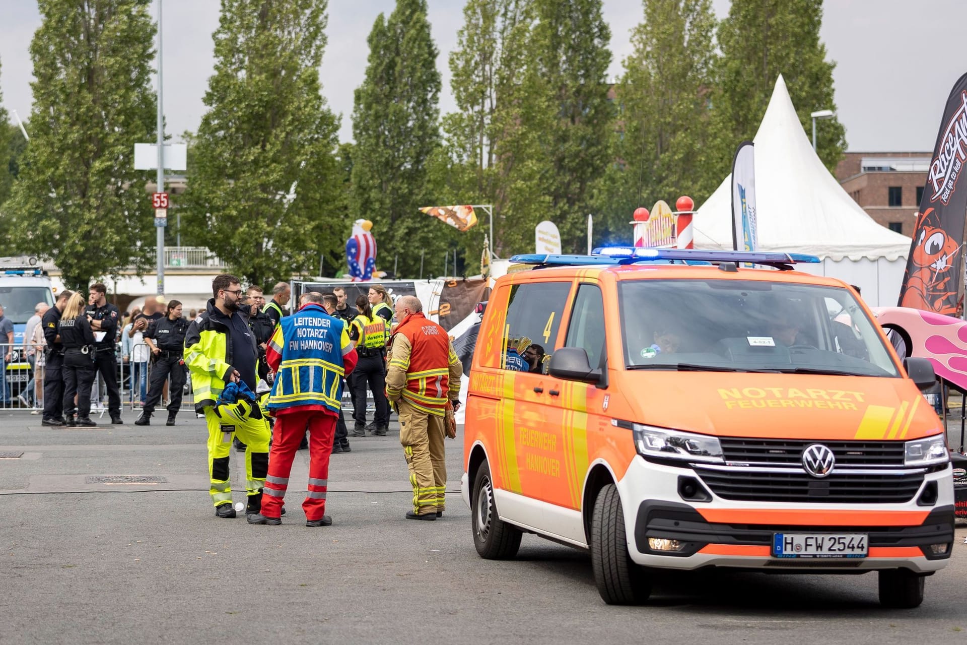 Einsatzkräfte stehen auf dem Schützenplatz: Bei einem Unfall mit einem Auto bei einer Autoshow sind nach ersten Angaben der Polizei mehrere Menschen verletzt worden.