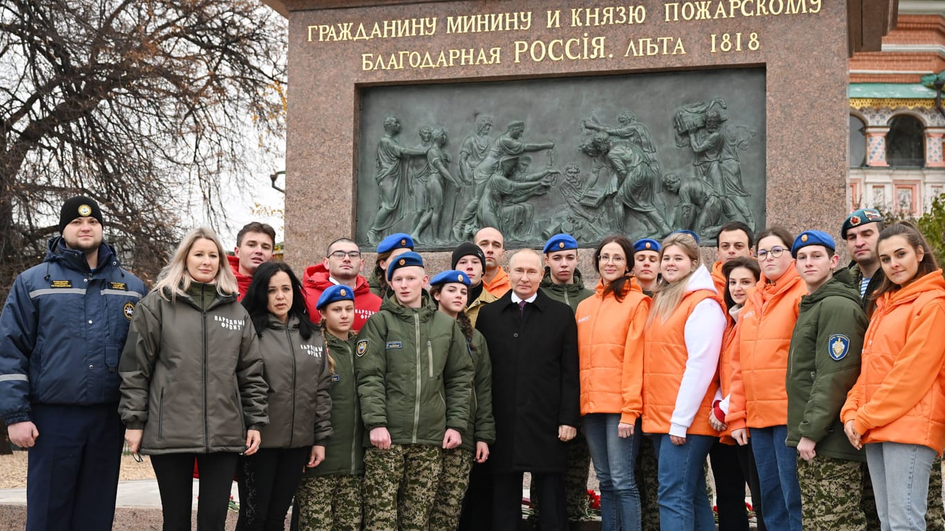 Wladimir Putin mit Jugendlichen vor einem Denkmal: Das Regime glorifiziert die imperiale Vergangenheit Russlands.