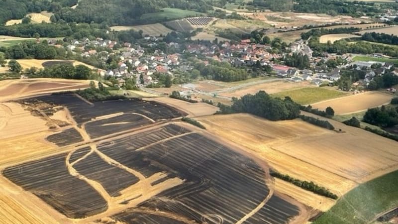 Das Foto zeigt, wie eng es war: Erst kurz vorm Ort konnten die Feuerwehrleute den Brand unter Kontrolle bringen.