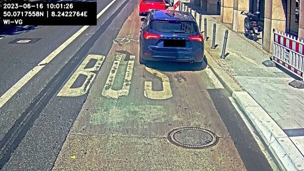 Erwischt: Per Frontkamera können Busse in Wiesbaden nun Falschparker knipsen.