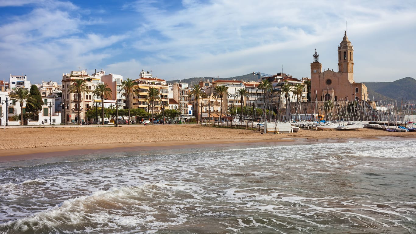Sitges: Die Mittelmeer-Stadt lockt mit ihren Stränden viele Besucher an.