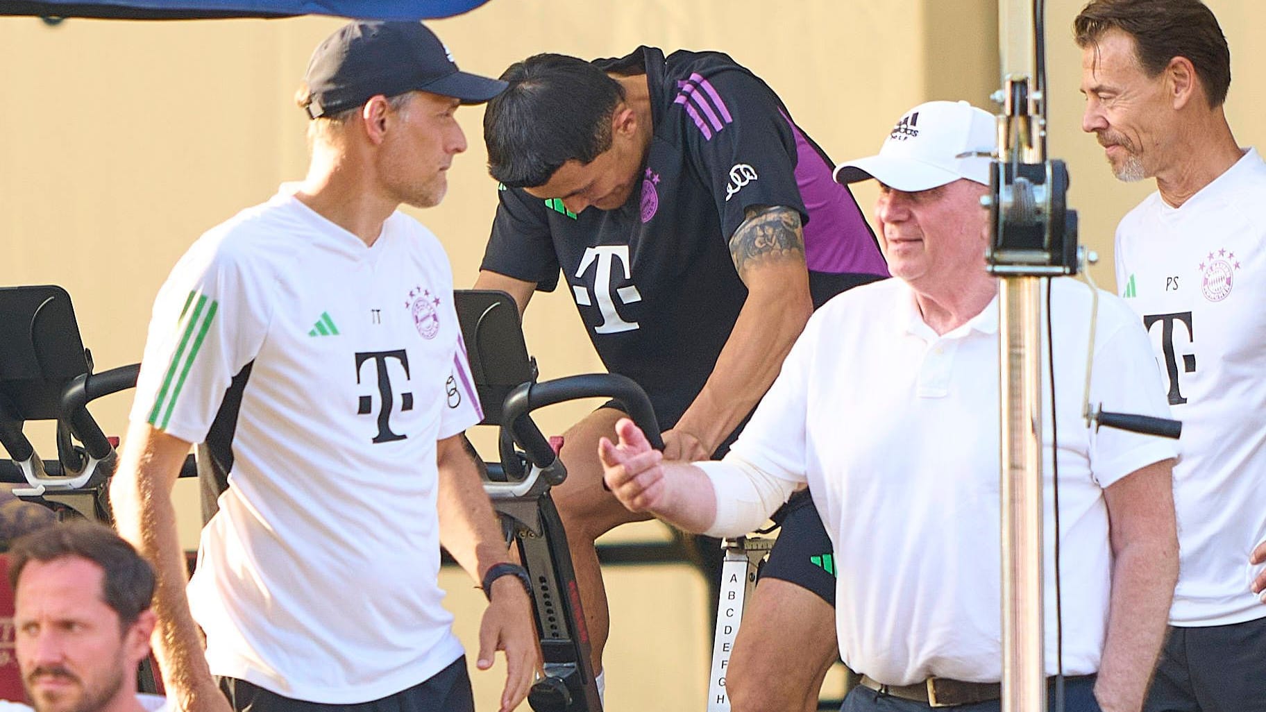 Auch Thomas Tuchel (l.) und Uli Hoeneß (r.) haben Neuzugang Min-Jae Kim (hinten) im Trainingslager am Tegernsee bereits persönlich begrüßt.