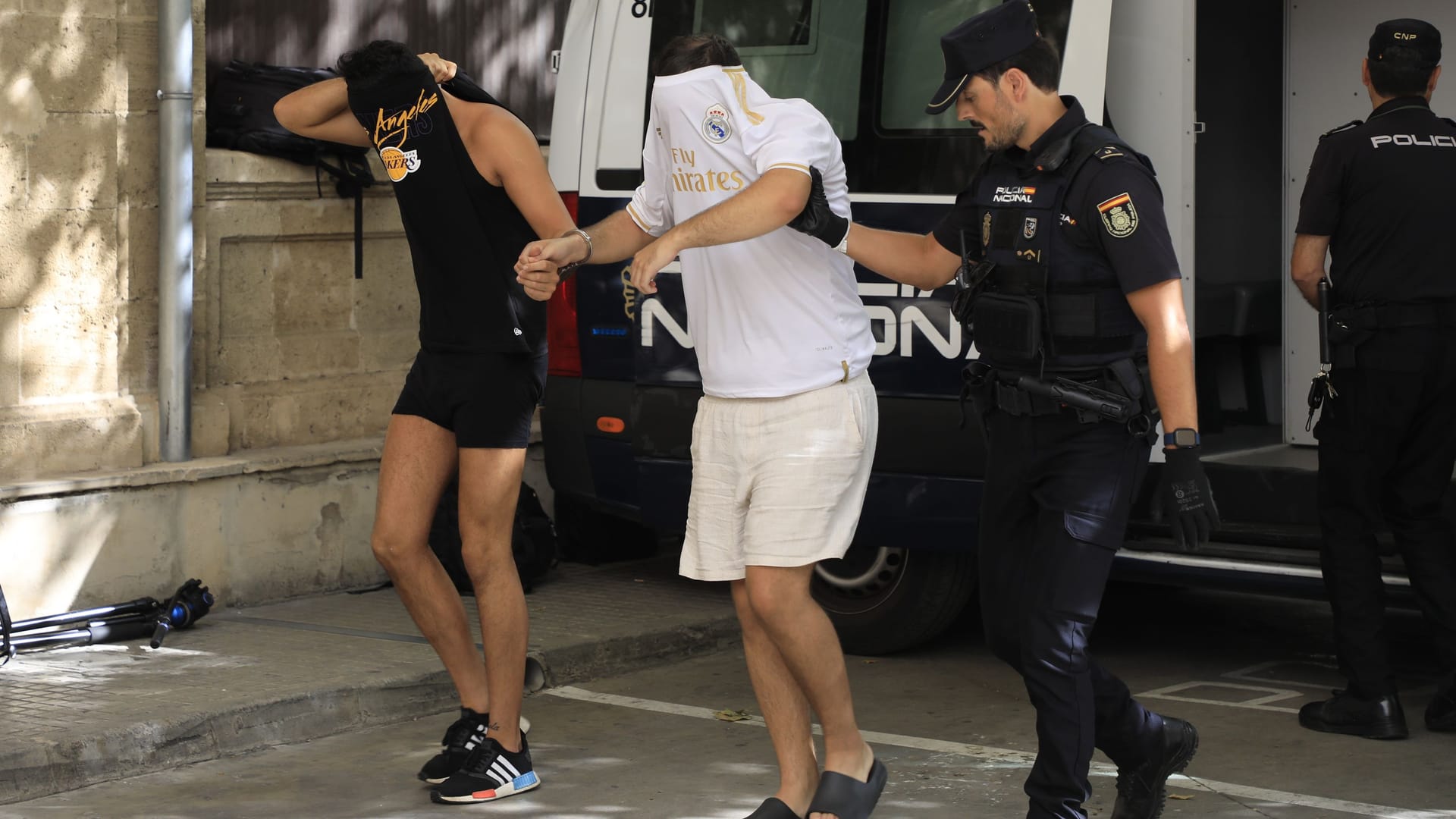 Mallorca: Polizisten führen die Verdächtigen am Samstag, 15.07.2023, zum Termin mit dem Haftrichter auf der Baleareninsel.