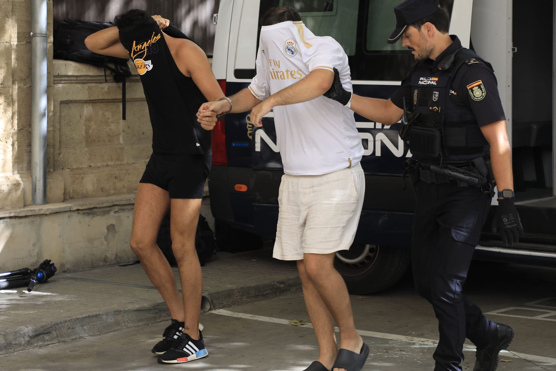 Mallorca: Polizisten führen die Verdächtigen am Samstag, 15.07.2023, zum Termin mit dem Haftrichter auf der Baleareninsel.