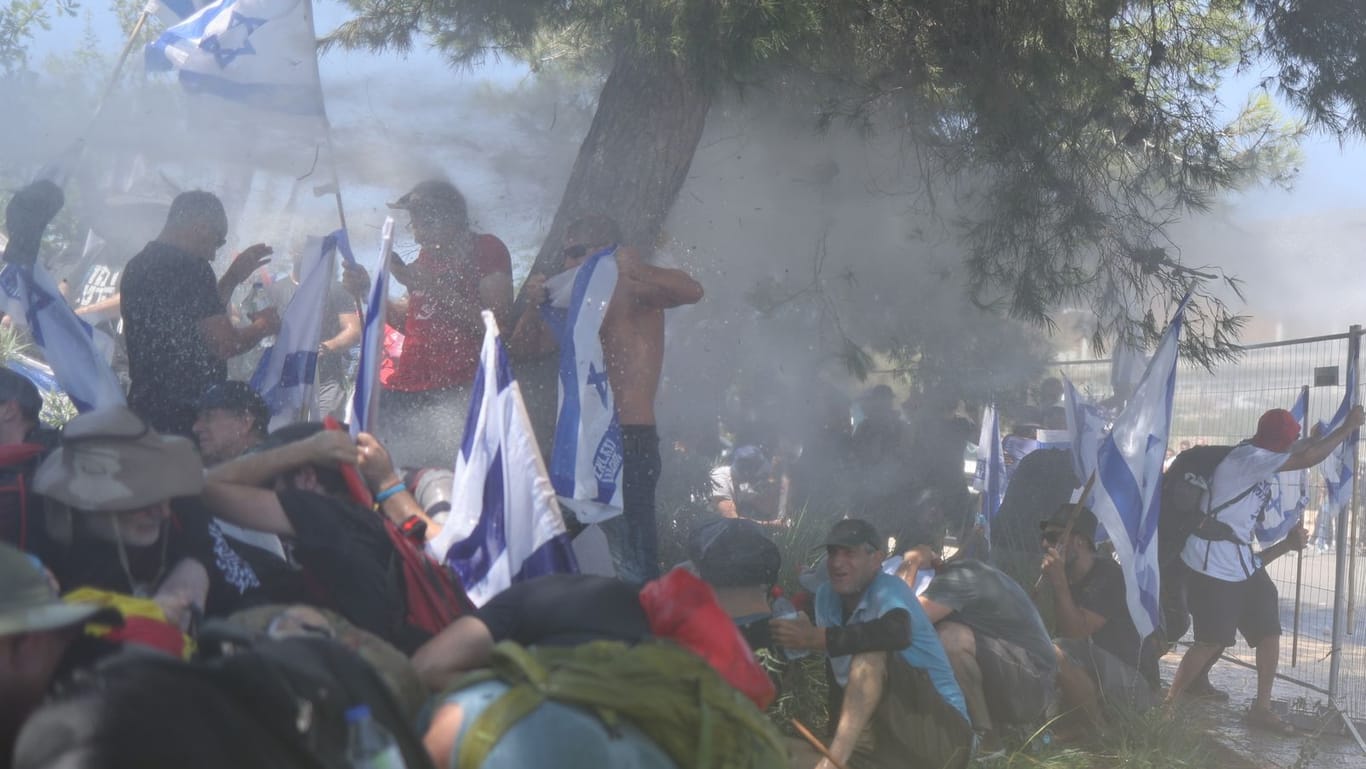 Wasserwerfer gegen Demonstranten: Die Menschen blockierten die Straße zur Knesset.