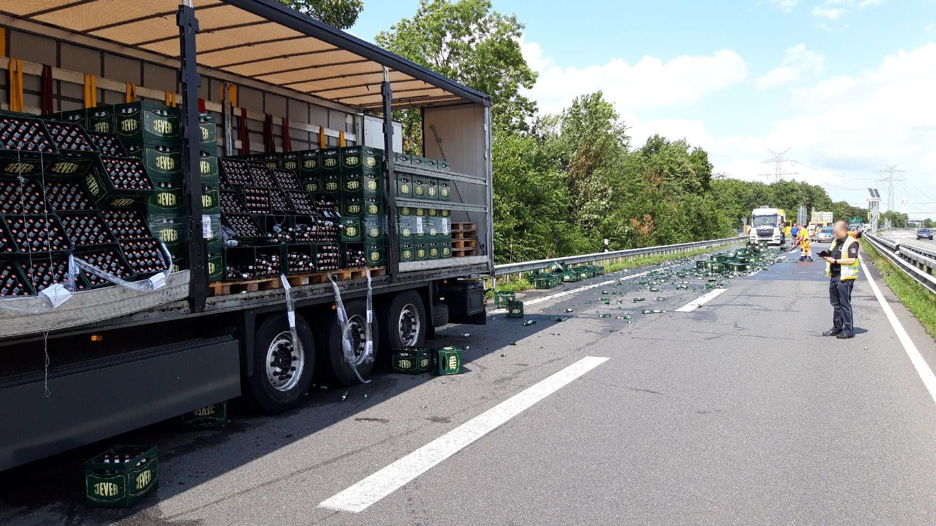 Ein friesisches Drama auf der A29: Der Lkw hatte 50 Kisten Bier verloren. Ein friesisches Drama auf der A29: Der Lkw hatte 50 Kisten Bier verloren.