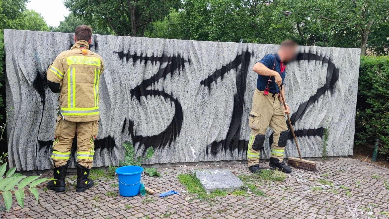 Das beschmutzte Ehrenmal: Die Feuerwehr versuchte, es zu reinigen.