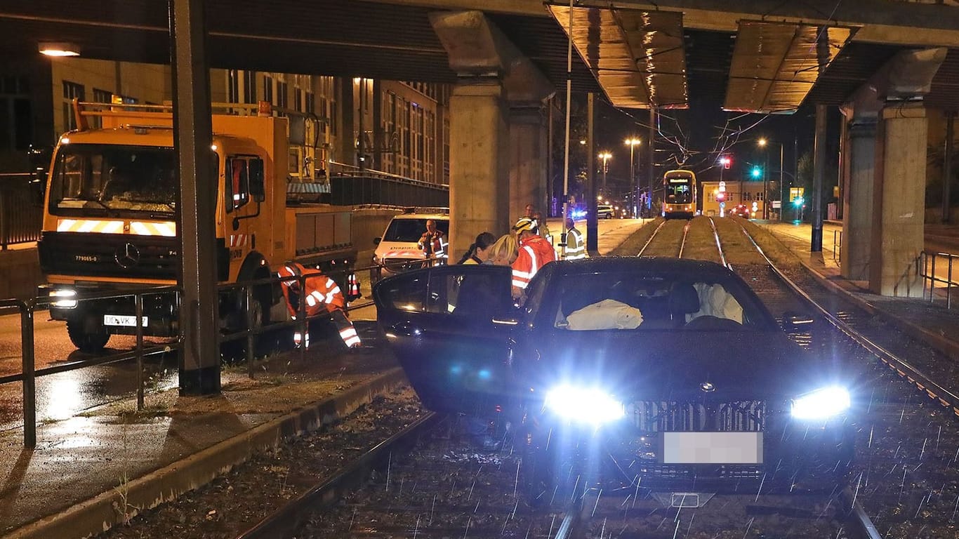 Nächtlicher Verkehrsunfall in Dresden-Friedrichstadt: Die Feuerwehr war vor Ort, um die ausgelaufenen Betriebsstoffe fachgerecht zu beseitigen.