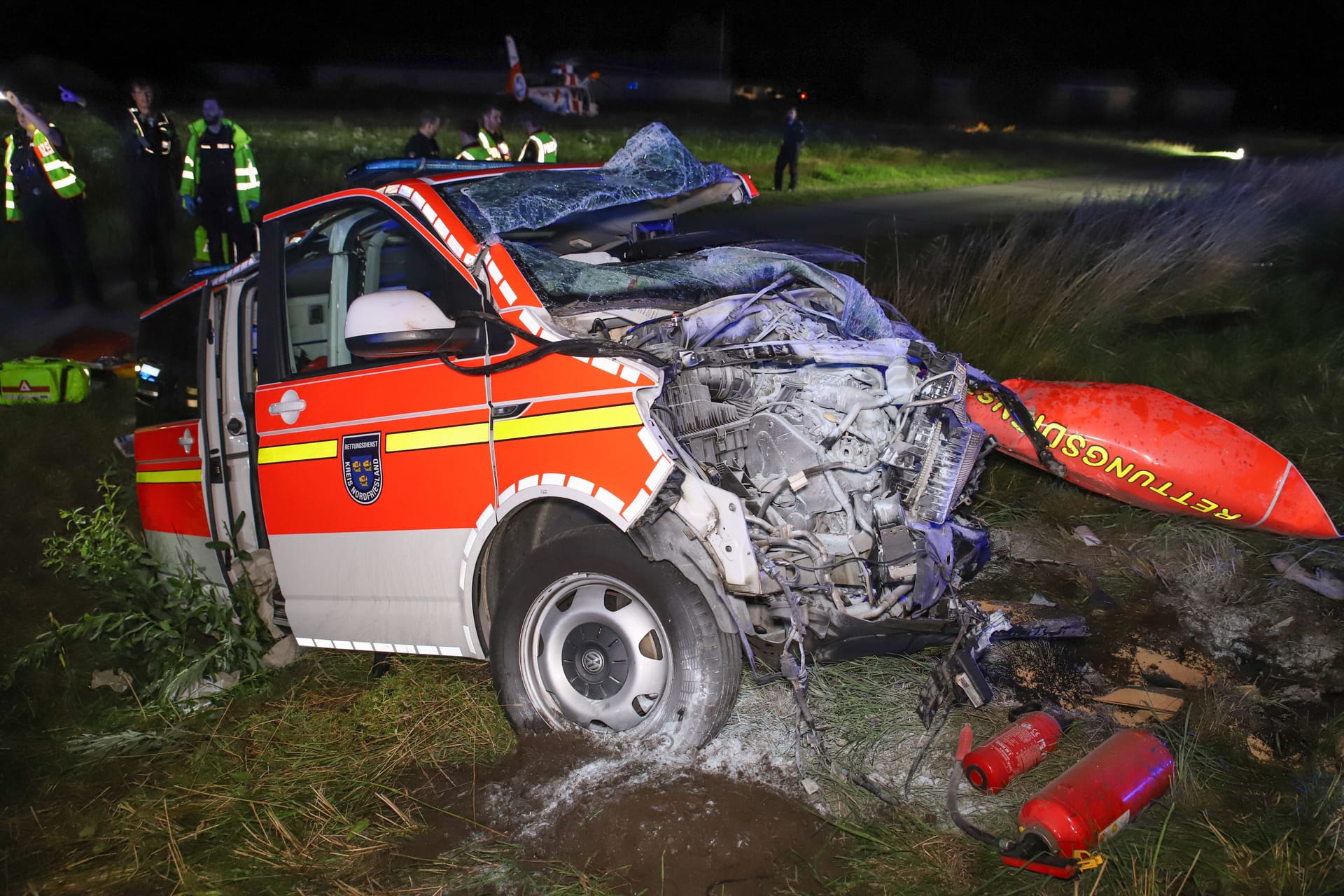 Unfallstelle in Schleswig-Holstein: Der Rettungswagen wurde völlig zerstört.