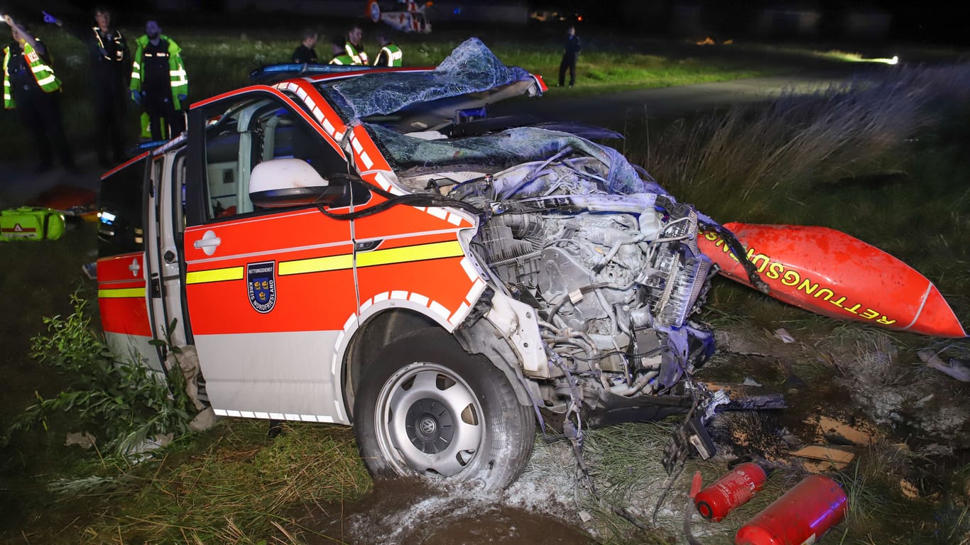 Unfallstelle in Schleswig-Holstein: Der Rettungswagen wurde völlig zerstört.