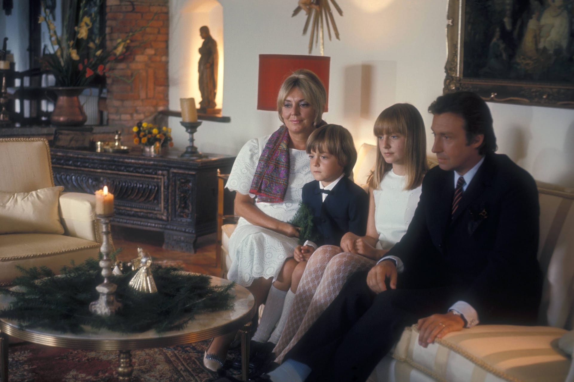 Peter Alexander neben seiner Frau Hilde, Tochter Susanne und Sohn Michael im Jahr 1973
