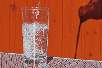 Wasser, das in ein Glas geschenkt wird (Symbolbild): Auf dem Oktoberfest soll das nun gratis werden, hofft man im Stadtrat.