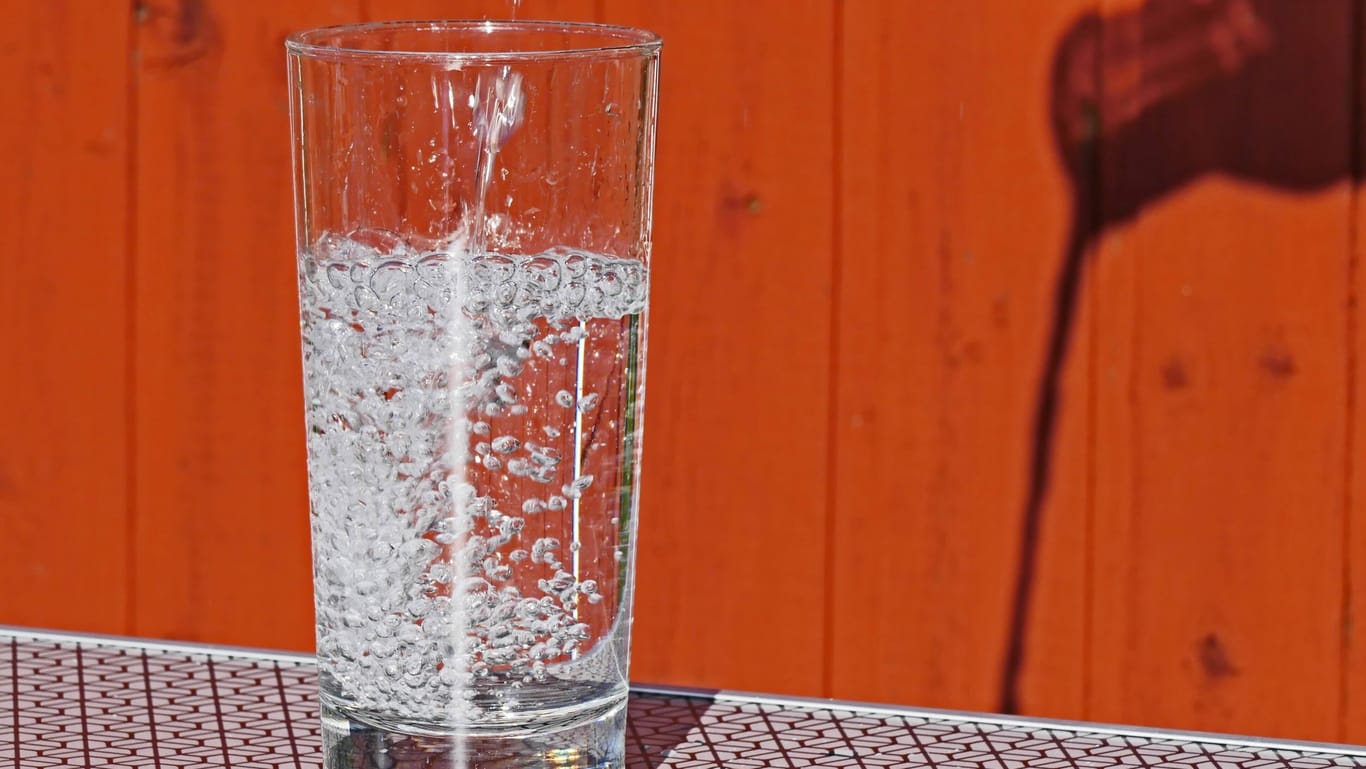 Wasser, das in ein Glas geschenkt wird (Symbolbild): Auf dem Oktoberfest soll das nun gratis werden, hofft man im Stadtrat.