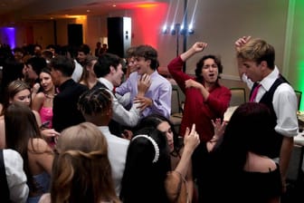 Schüler tanzen bei einer Party (Symbolbild): Eine Feier ist vollkommen eskaliert.