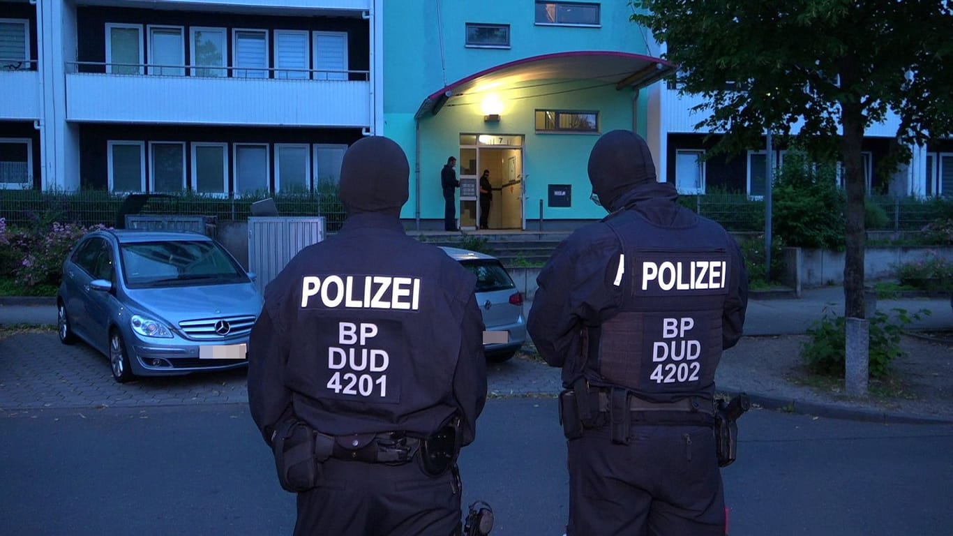 Schwer bewaffnete Bundespolizisten vor der Wohnung des Verdächtigen: Er ging den Beamten am Hamburger Hauptbahnhof ins Netz.