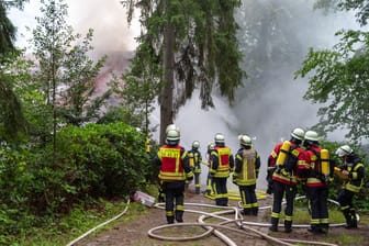 Über Stunden kämpften 140 Einsatzkräfte gegen die Flammen in Jesteburg-Lüllau an.